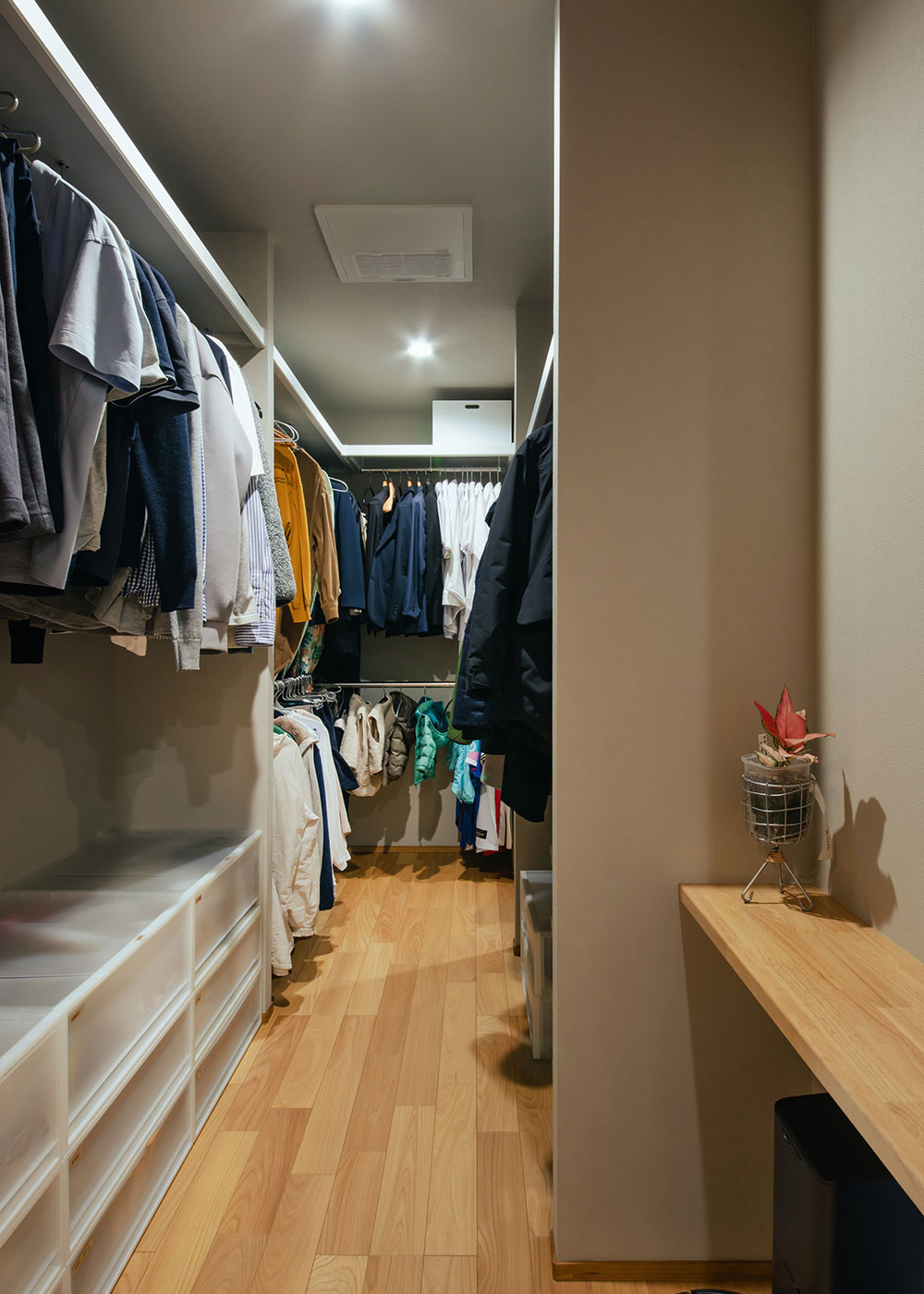 アイ工務店 愛知【デザイン住宅、間取り、平屋】洗面化粧台の背面はファミリークローゼット