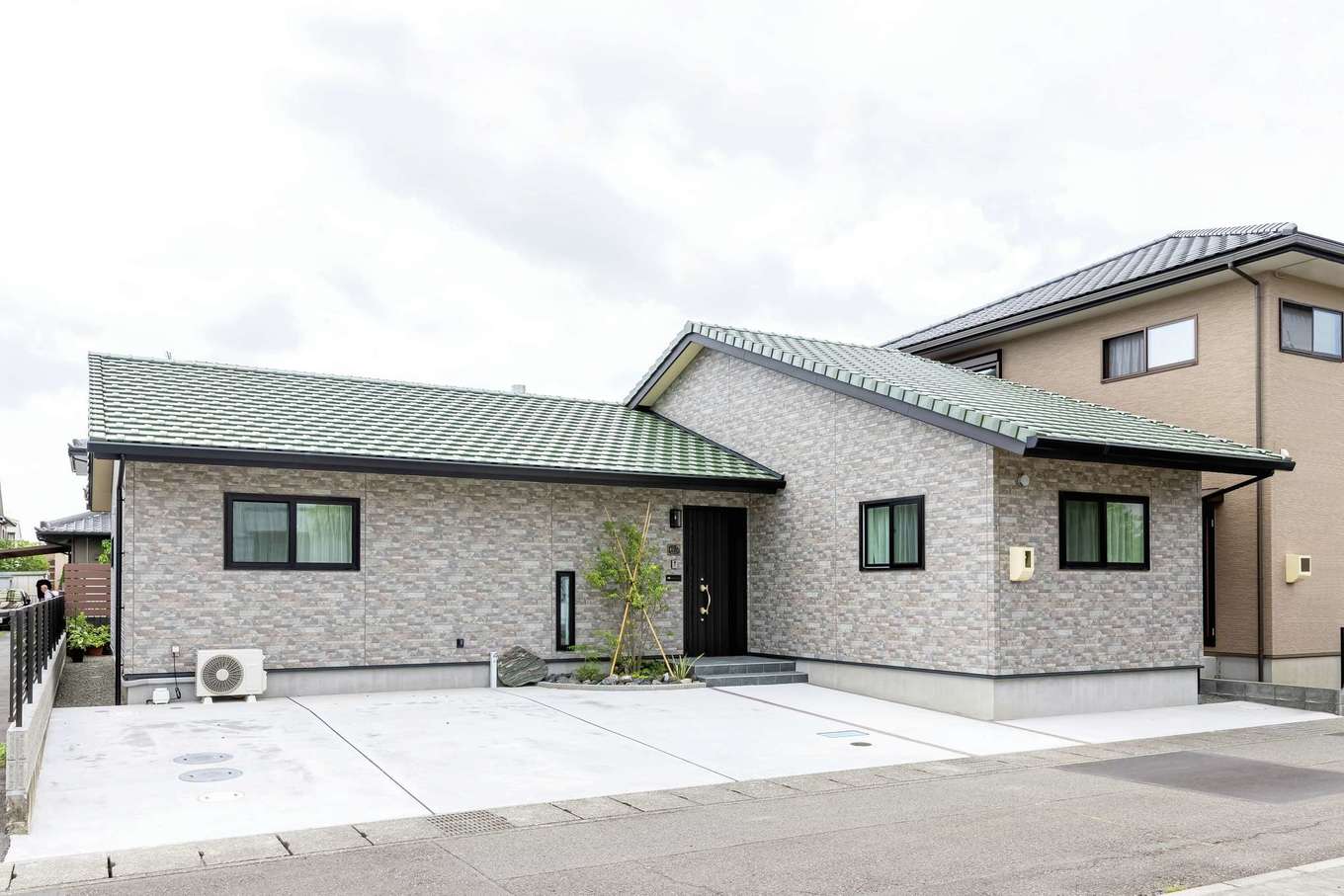片山建設【デザイン住宅、夫婦で暮らす、平屋】外観はあまり見ない色の取り合わせを希望。南側には庭と畑を用意
