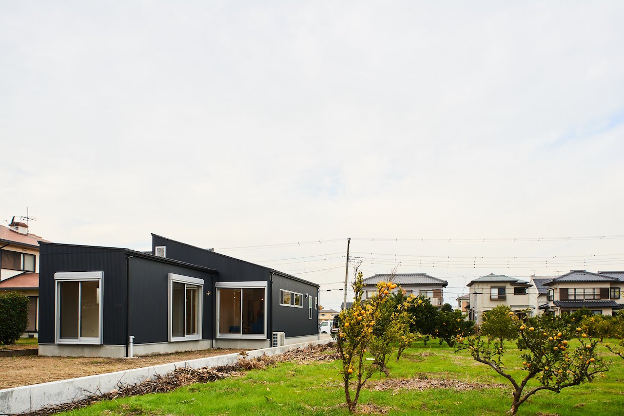 一級建築士事務所 GO_AN (ゴアン)【デザイン住宅、建築家、平屋】濃紺の外観が周囲の緑にマッチするN邸。敷地の細長さにあわせてプランニングした平屋