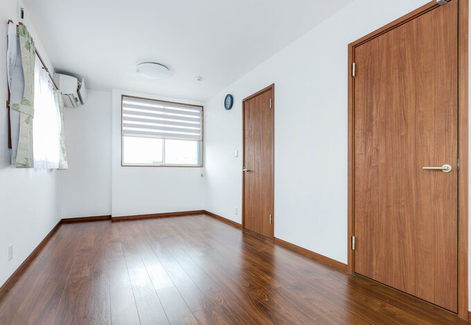 当初家族3人の寝室として利用する設計だったが、将来兄弟ができた時には、真ん中で仕切って2部屋に早替わり。生まれたばかりの子どもの成長が楽しみになる