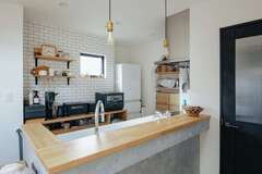 カフェスタイルのオープンキッチン。子ども部屋を狭くした分で見せるパントリーを作り、収納スペースが確保できた