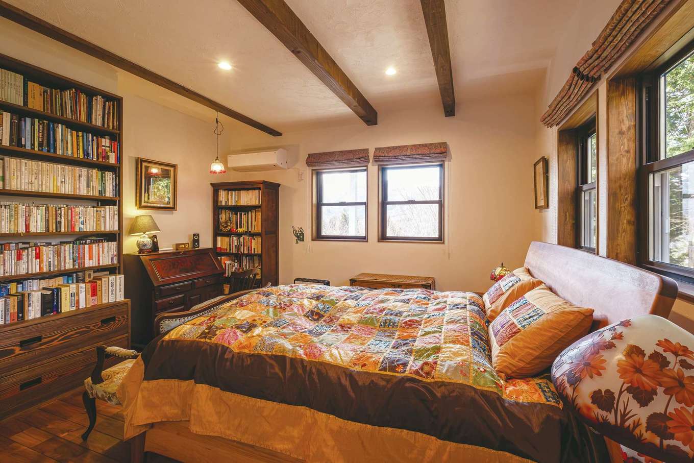 藤田工務店【自然素材、間取り、インテリア】寝室もアンティーク調でまとめた。大きな造作本棚には仕事や趣味の書籍がたっぷり収められている