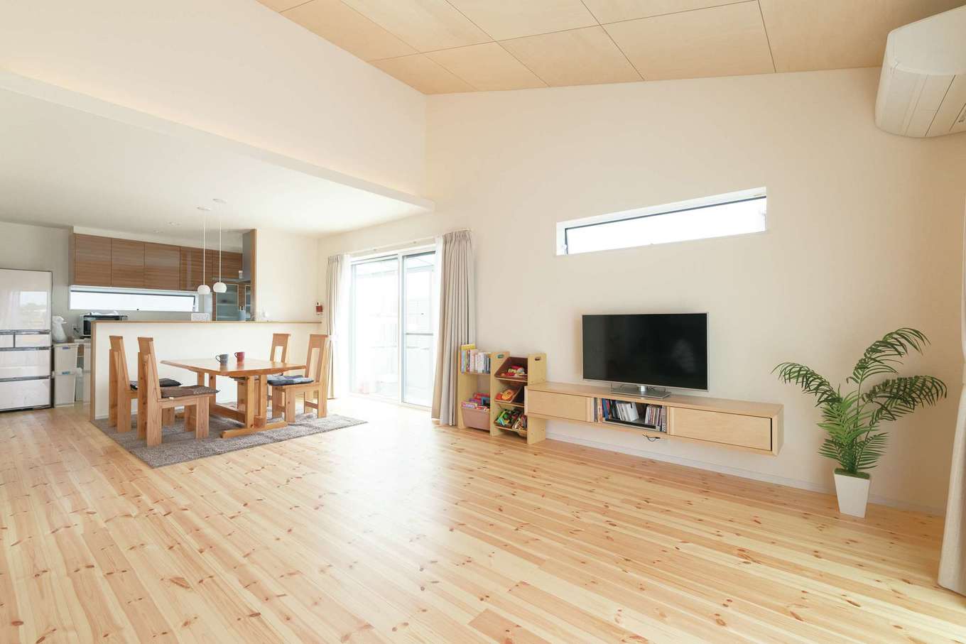 近藤建設工業【子育て、自然素材、平屋】壁の一部に間接照明を入れ、夜は落ち着いた雰囲気に