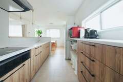 タカラスタンダードのキッチンを採用したA邸。カップボード上にも窓を設けることで、キッチンに3方向から灯りが入る明るい設計に