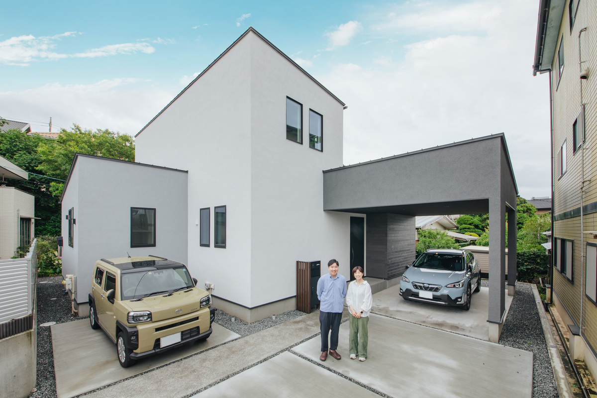 nattoku住宅【デザイン住宅、自然素材、間取り】同系色のグラデーションで奥行きを表現した外観。カーポート一体型のデザインが印象的