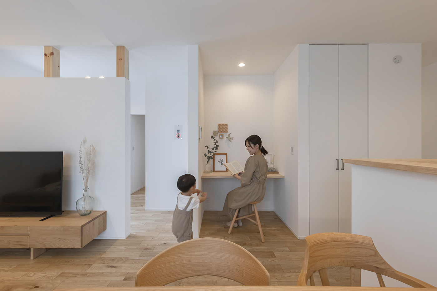 PG HOUSE（ピージーハウス）【浜松市中央区曳馬6-19-5・モデルハウス】LDKの一角にスタディコーナーを設置。両サイドを壁で覆い、なおかつリビングダイニングから背を向けて座るため、家族の気配を感じながらも集中して勉強に取り組める