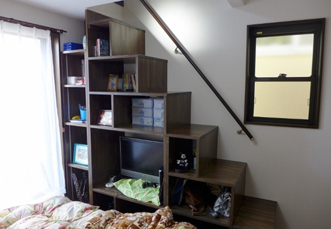 建築システム（狭小住宅専門店）【1000万円台、狭小住宅、ガレージ】寝室から登るロフト階段は　収納とテレビ置き場