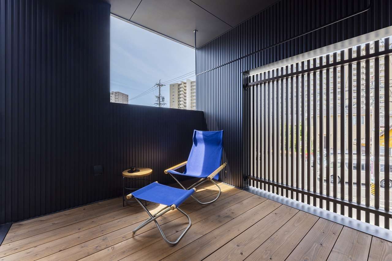 温戸ライフ【子育て、狭小住宅、インテリア】4.5畳のデッキバルコニーは、セカンドリビングのような空間。子どもの遊び場としても活用している