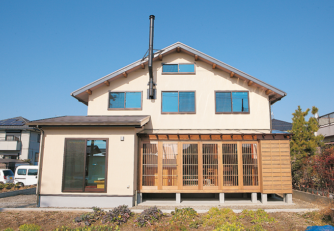 安心感のあるたたずまい。屋根にはWソーラーシステムが搭載され、太陽熱給湯によりガス代が、 太陽光発電により電気代が削減される