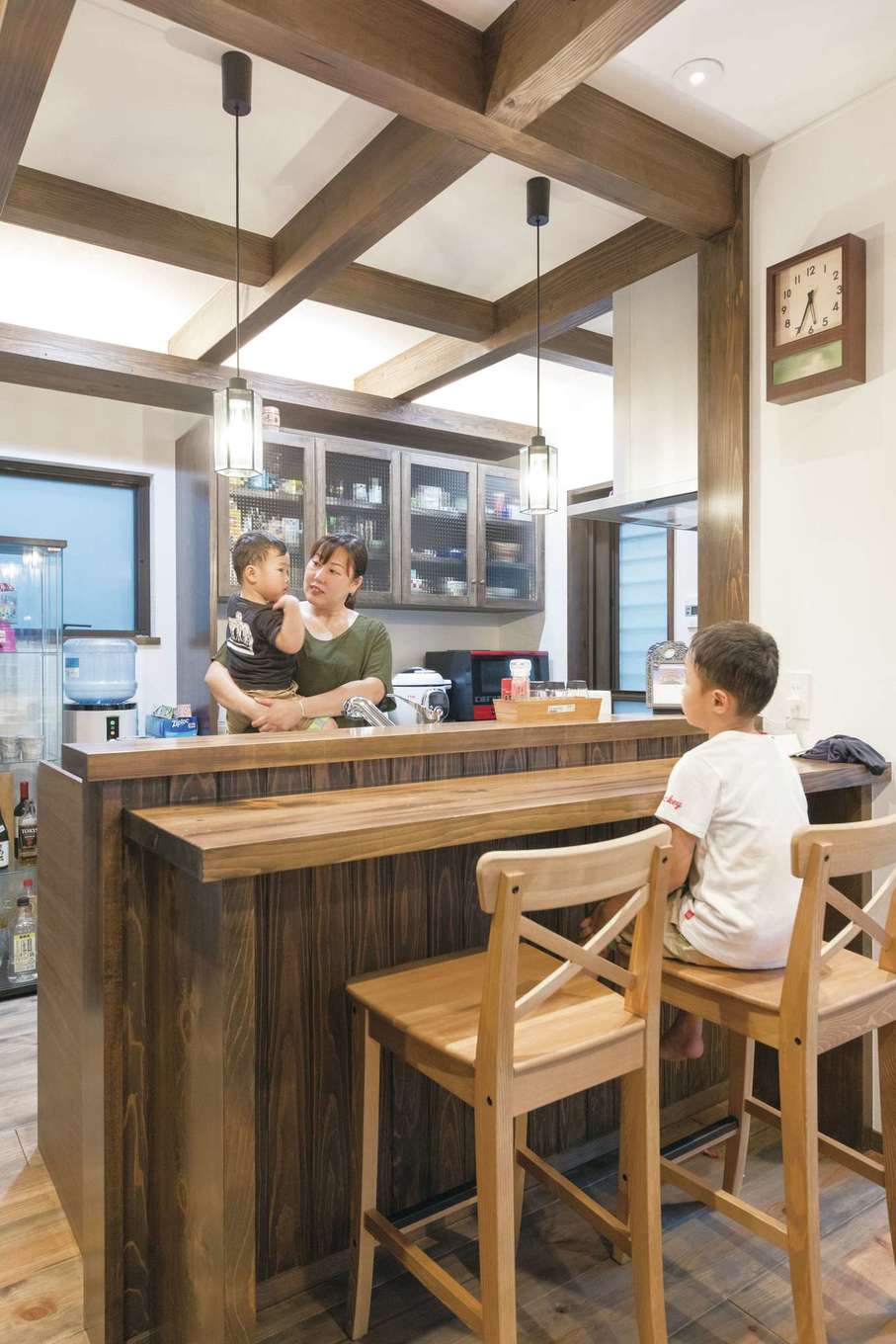 TDホーム静岡西 ウエストンホームズ【デザイン住宅、和風、自然素材】キッチンは背の高い奥さまの身長にあわせてもらった。ヒノキの1枚板のカウンターはパパの晩酌や子どもたちの宿題に。キッチンボードも雰囲気にあわせて造作