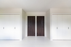 シンプルで明るい居室空間。将来２部屋に分けることが可能で、左右対称に設計。