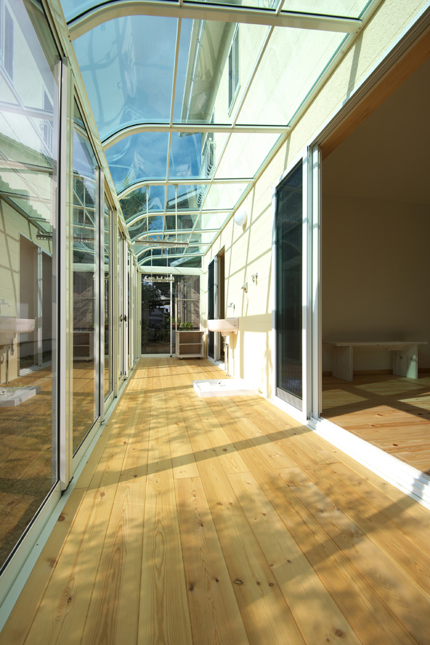 ワイズホーム｜リビングと和室を繋ぐサンルーム。洗濯機と洗面台を兼ね備えているから、洗濯作業はココで完成。床を無垢材にすることで、アウトリビングとしても活躍