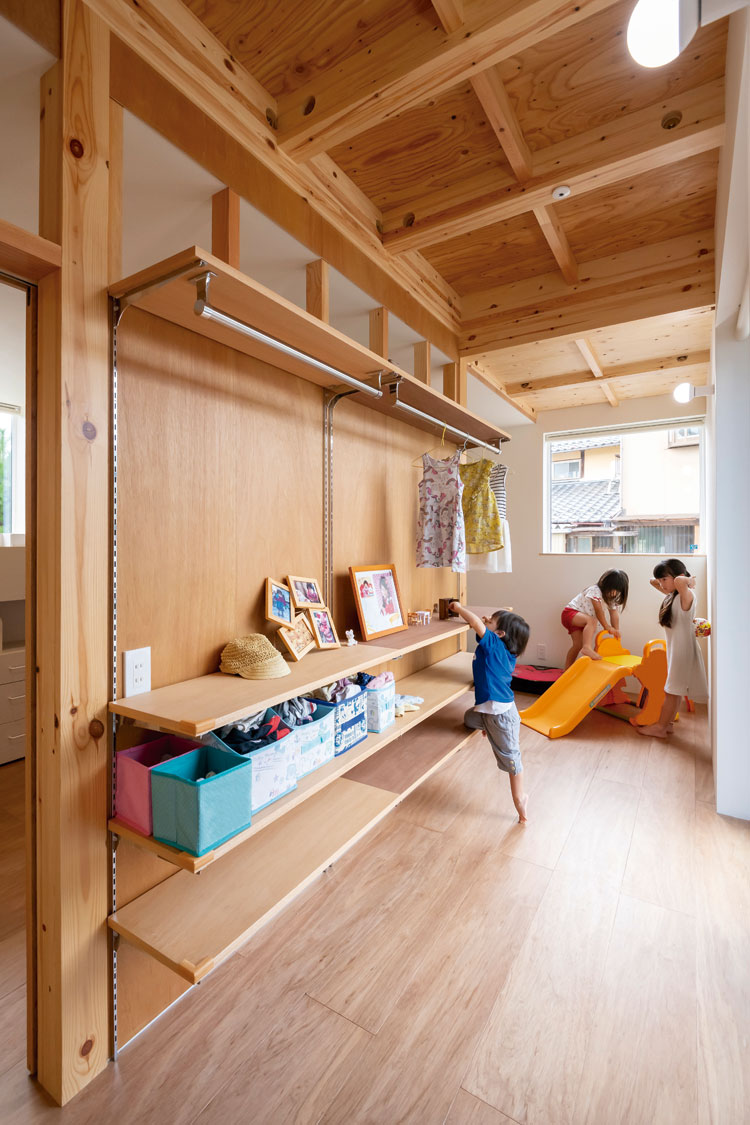 ナカゴミ建設【自然素材、省エネ、間取り】室内干しもできるフリースペースは、子どもたちがお片づけする習慣が自然と身についた