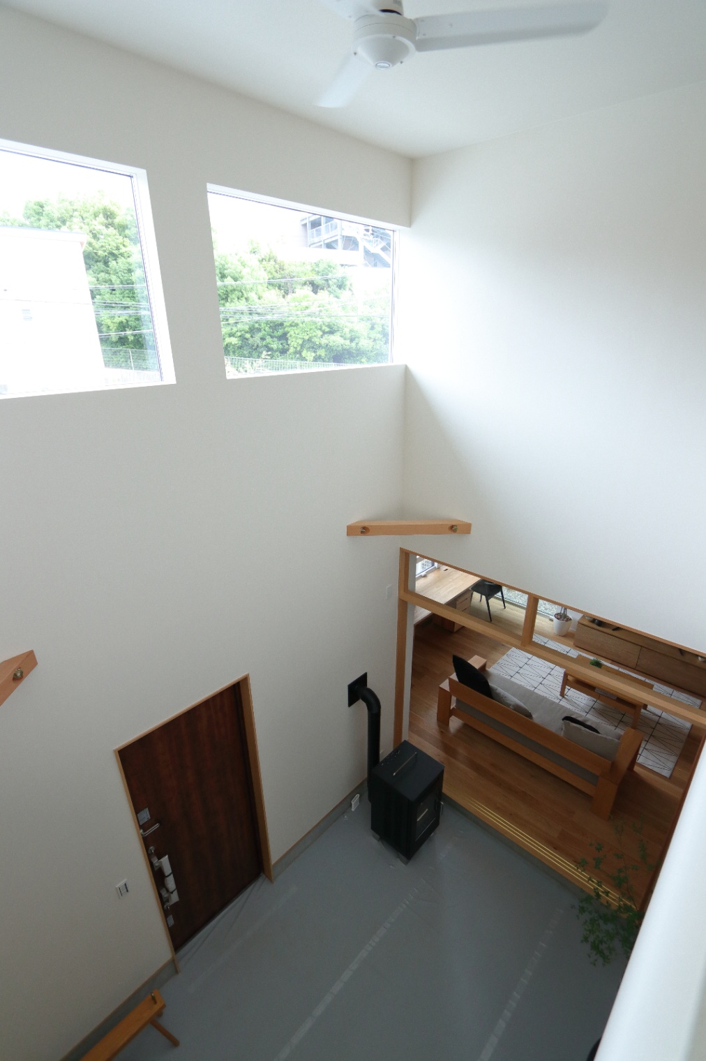 Organic Factory｜吹き抜けの高さを活かした開放的な土間スペース。大きな窓は壁にぴったりと収めることで、窓からの光が影を作ることなく差し込み、明るく快適な空間を演出している。