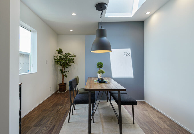 トップライトから自然の光が注ぐダイニング