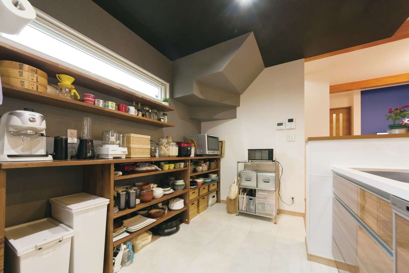 irohaco（アヴァンス）【デザイン住宅、趣味、インテリア】階段下のスペースを有効活用しており、収納力抜群。キッチンが広いと、夫婦２人で楽々と料理を楽しめるそう。成長した娘さんと３人で立つのも楽しみとSさん夫婦
