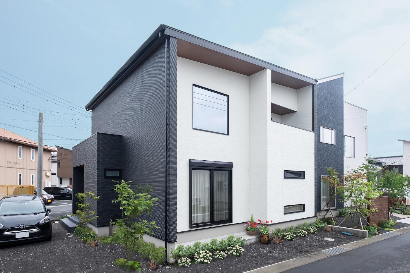 イデキョウホーム【子育て、収納力、省エネ】外観は白とグレーのツートンカラー