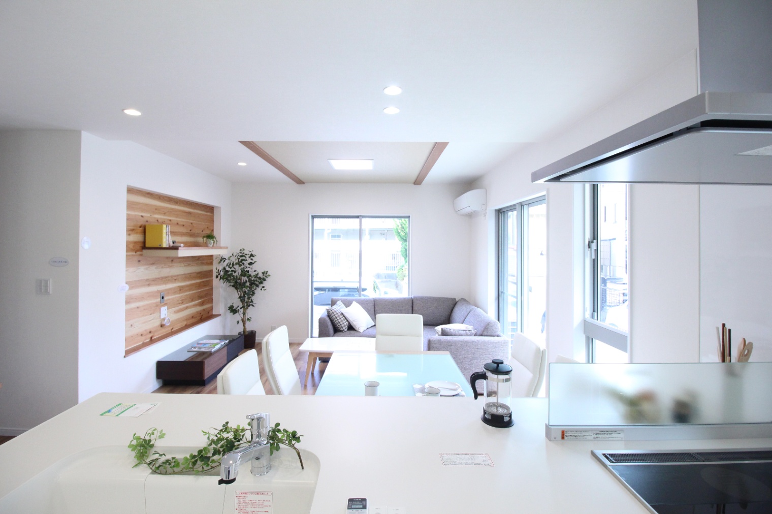 小野田産業～designers house project～｜モダンなデザインのLDKスペース。広々とした空間にはダイニングテーブルとくつろげるリビングエリアが一体化しており、家族団らんに最適な設計になっている。
