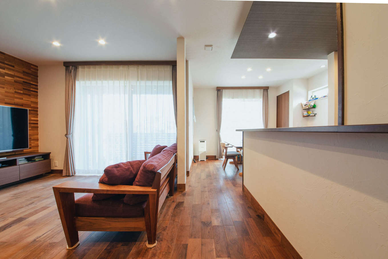 エフエフ住宅【子育て、和風、自然素材】キッチンスペースには下がり天井を採用してアクセントに