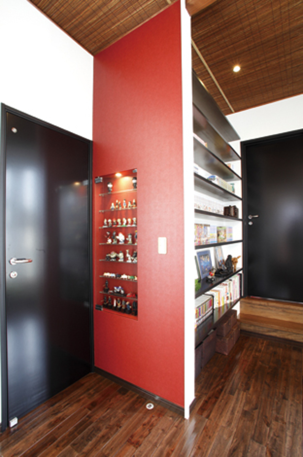 ２階ホールは趣味の空間。造り付けの書棚とニッチがおしゃれ