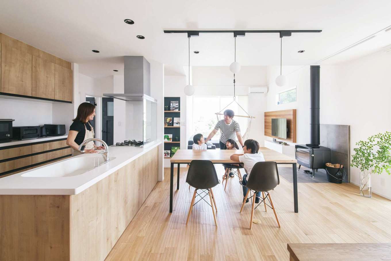 nattoku住宅【自然素材、平屋、インテリア】シンプルなデザインの中に家族の愛情が満ち溢れるナチュラルテイストのLDK。3兄妹をイメージした3つの丸いペンダントライトを採用