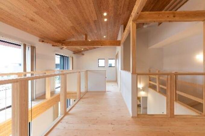 家族の気配を伝える２つの吹き抜け