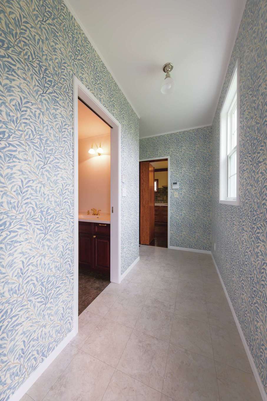 セルコホーム浜松（オバタケイ）【デザイン住宅、輸入住宅、インテリア】キッチンの隠し扉の先にあるユーティリティスペースは、室内干しなどの家事スペースとしても活躍