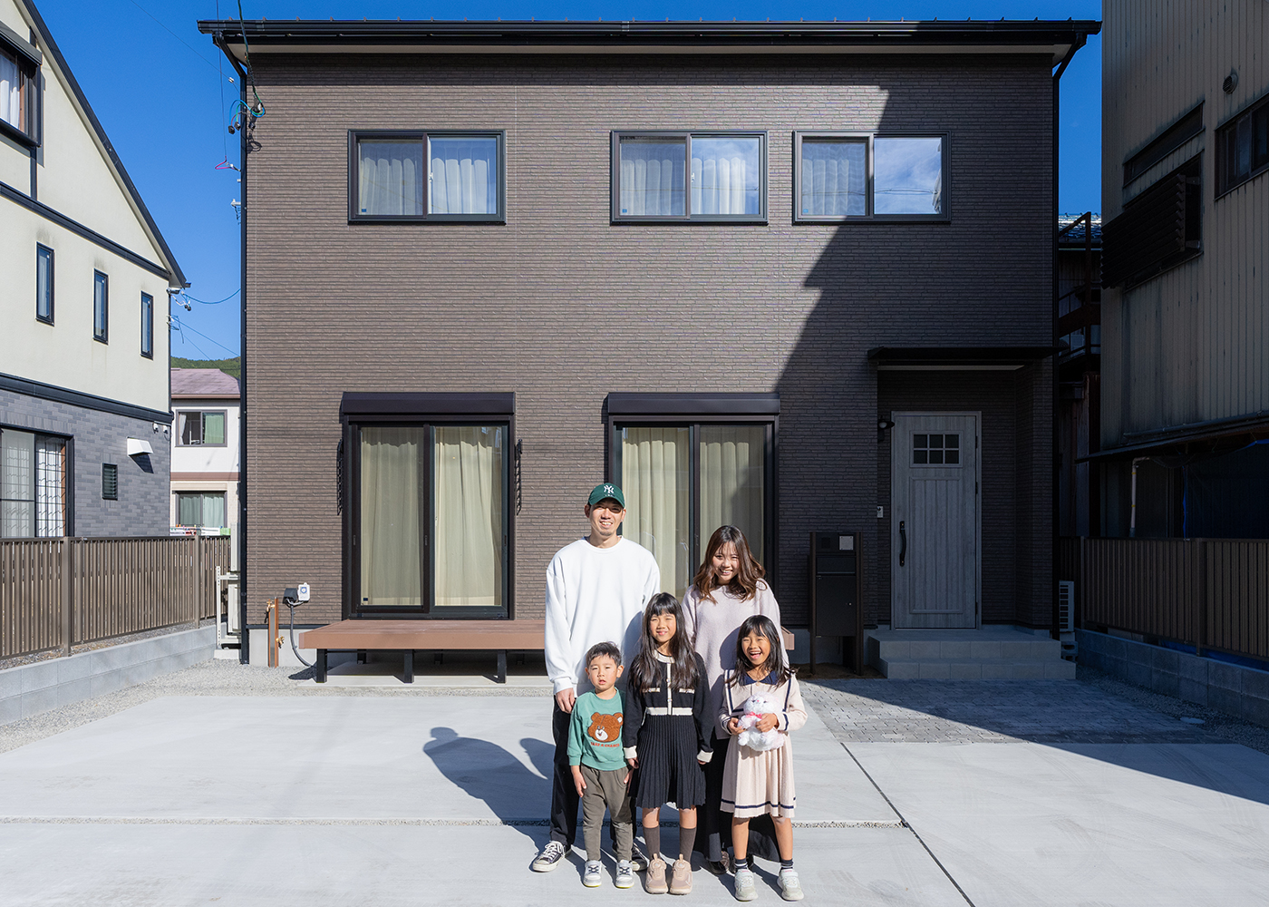 丸宗建設【デザイン住宅、収納力、省エネ】地震に強くて飽きのこない総2階建ての外観デザイン。太陽光発電を搭載したZEH仕様で、光熱費のかかりにくい低燃費な暮らしを実現した
