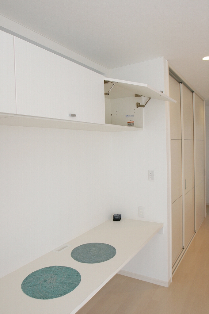 丸昇彦坂建設【デザイン住宅、子育て、間取り】パタパタ扉の棚板を採用。ナチュラルな雰囲気がオシャレで、個性が加わったインテリアを楽しむことができる