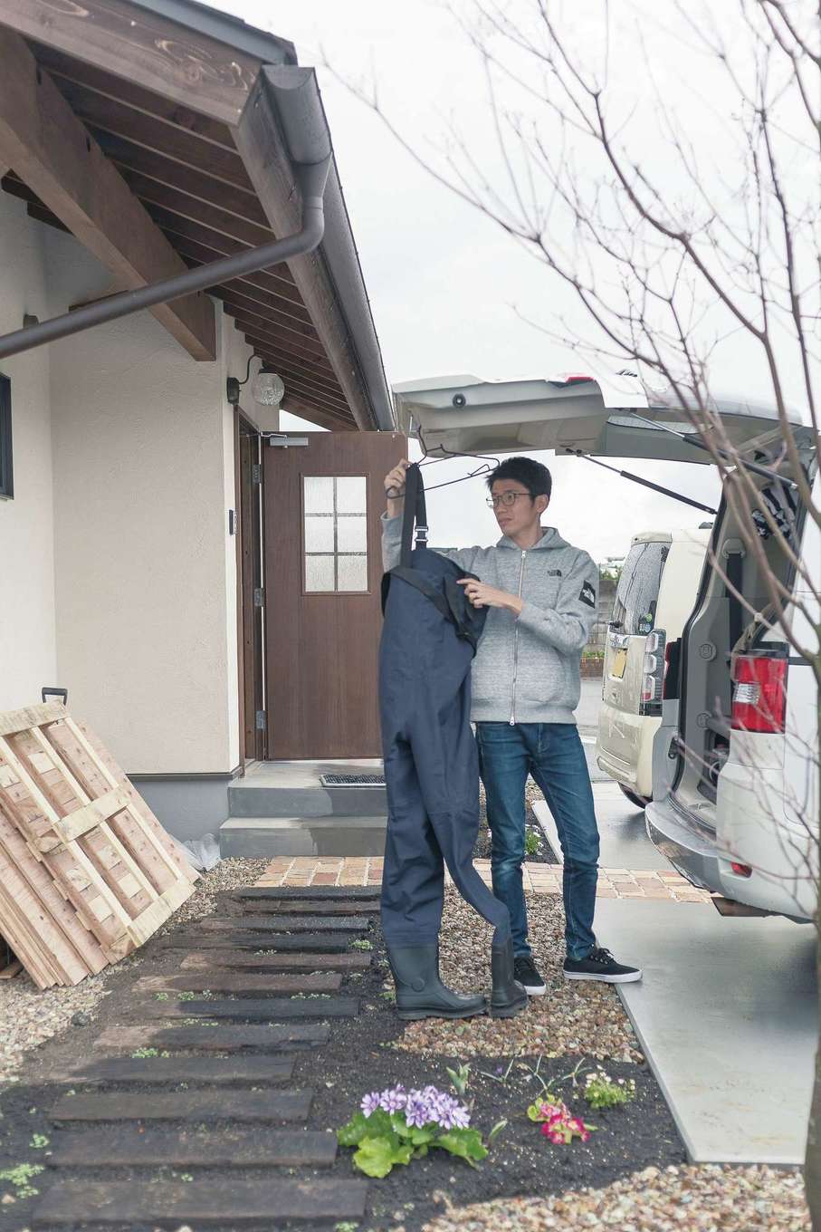 Casa（カーサ）【デザイン住宅、子育て、趣味】休日の早朝、サーフィンや釣りに一人で出かけるご主人。朝食の時間には帰宅する