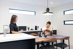 横並びのダイニングで準備、片付けも効率アップ。窓の位置やガラスの素材は外からの視線に配慮