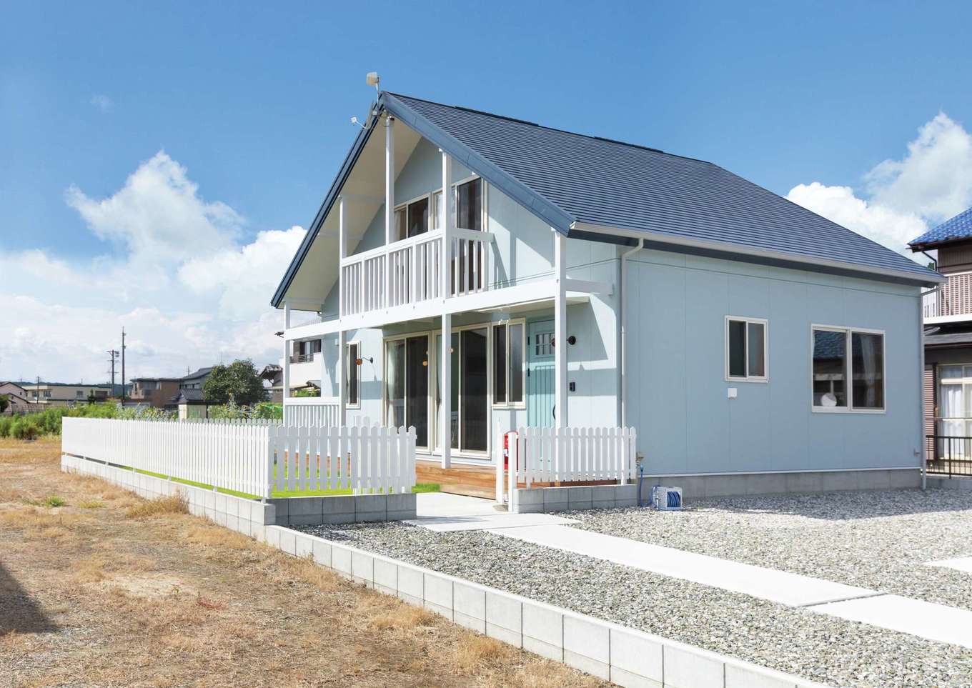 サイエンスホーム【子育て、自然素材、間取り】カバードポーチが印象的なアメリカンスタイルの外観。ブルーと白の組み合わせが上品で、外構のフェンスもかわいらしく仕上がっている。真壁づくりの室内とのギャップが面白い