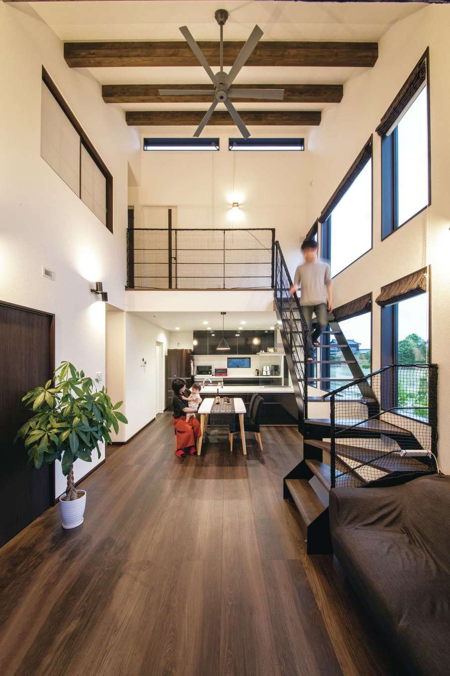 未来創建【デザイン住宅、省エネ、ガレージ】ダイナミックな吹抜けのLDK。高性能なZEH仕様なので、エアコンをほとんど使わなくても夏は涼しく、冬は暖かい。アパート時代より部屋は広くなったのに、光熱費は断然安くなった