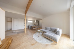 白いクロスにカバザクラの美しい無垢床。木のあたたかさと共にシンプルな落ち着きを感じさせるLDKです。勾配天井と梁が開放的な寛ぎを演出しています。