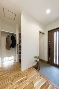 シューズクローク付きの玄関。「帰宅したら上着をすぐにクロークに掛けられるから便利です」とご主人