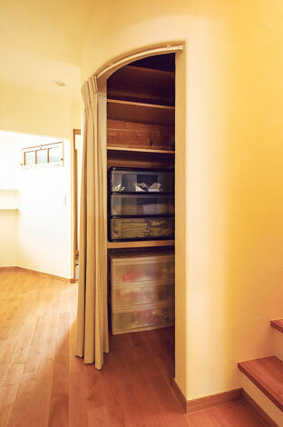 家族みんなの衣服を収納している、ファミリークローク。出しっぱなしがなくなって、部屋はスッキリ