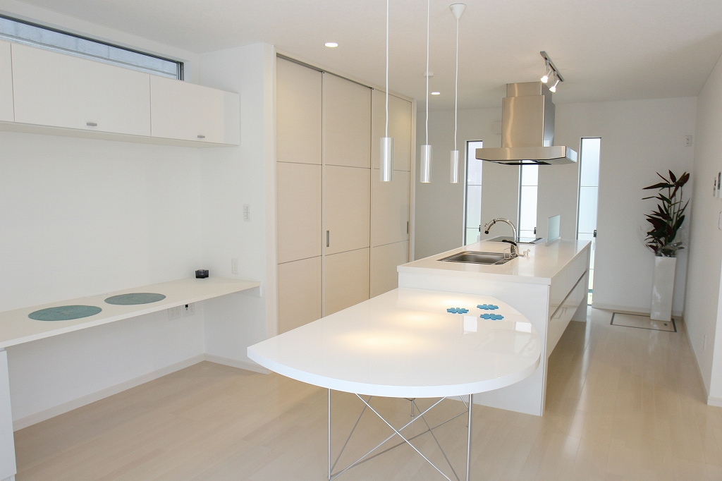 丸昇彦坂建設【デザイン住宅、子育て、間取り】全体が細線で揃えられたスタイリッシュなダイニングキッチン。背面収納は引き戸で場所を取らないのは嬉しいポイント。北側に配置することで安定した採光が可能に