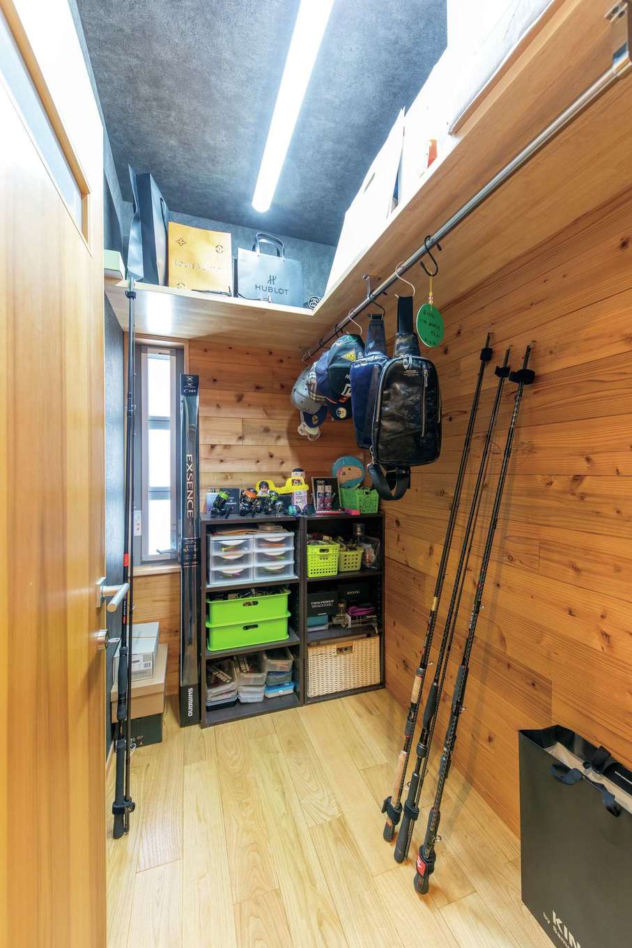 櫻 工務店【和風、自然素材、間取り】玄関横にはご主人念願の釣り道具部屋が