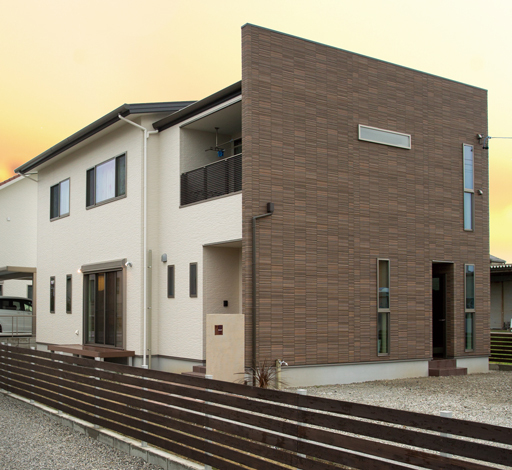 通りに面した東側のモダンな外壁が好評で、見学会で見て採用した施主さんもいるのだとか