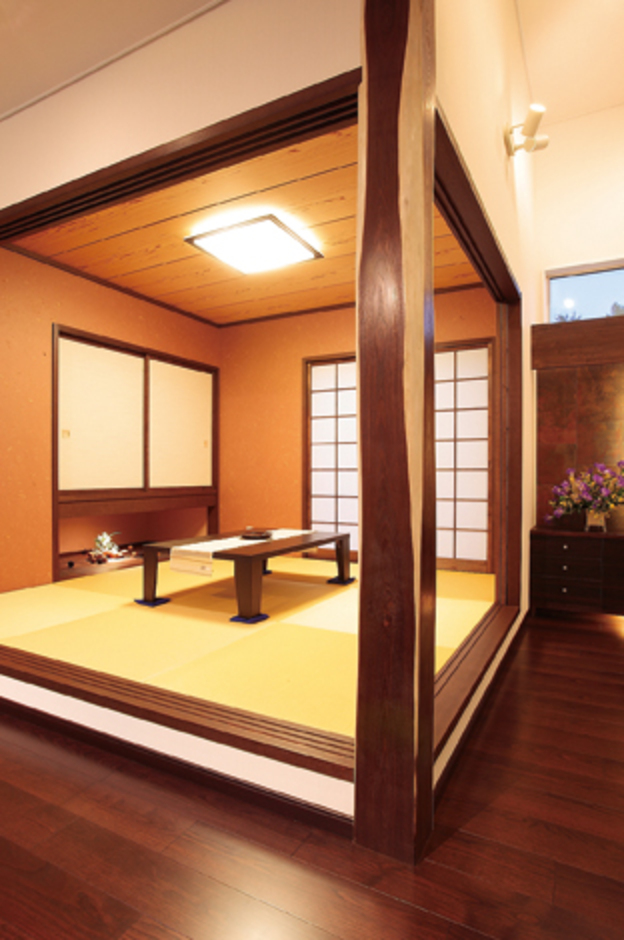 吊り押入れやワラ入りの壁紙など和のエッセンスの取り入れ方も巧み