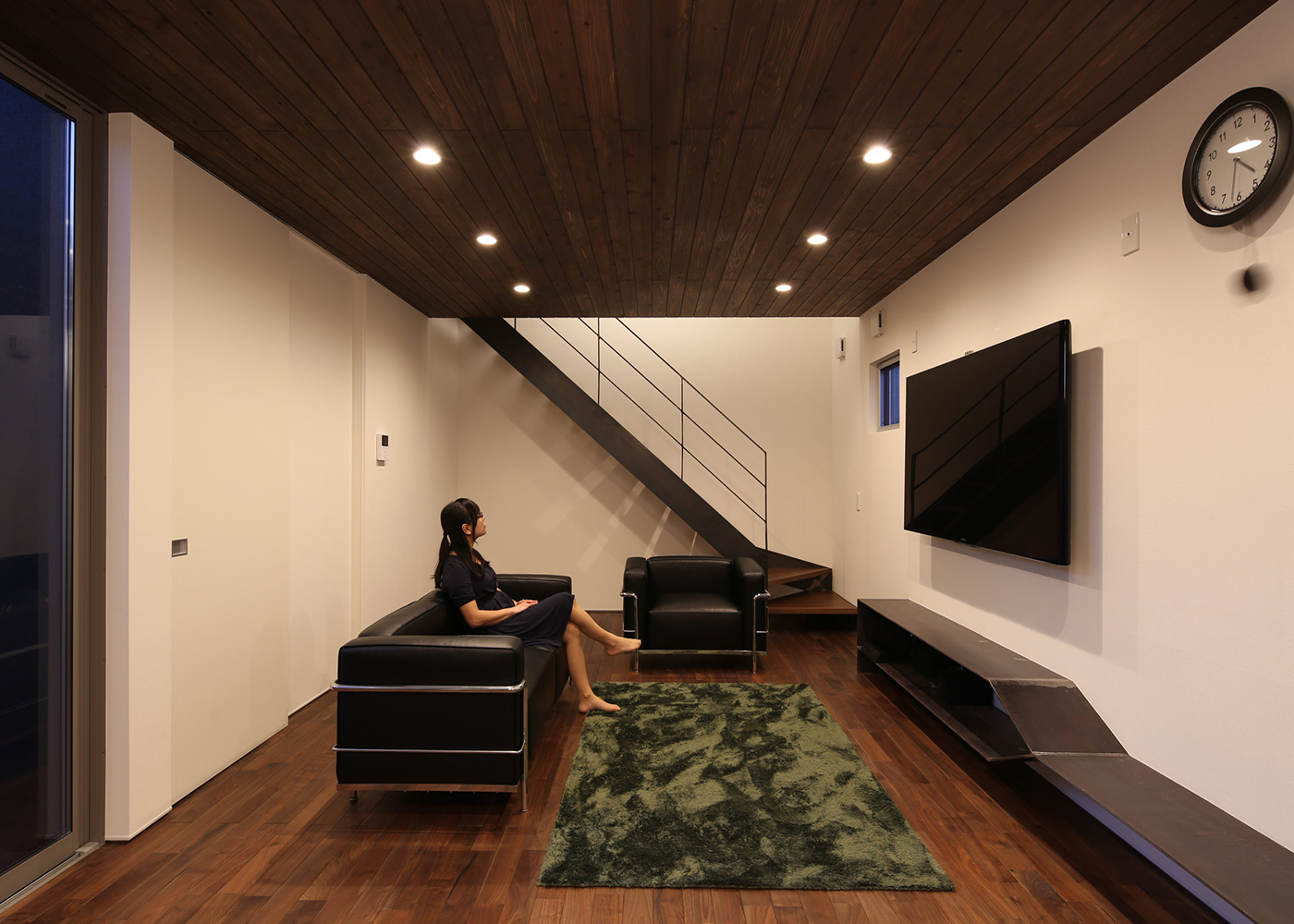 SIMPLE NOTE 豊川スタジオ【デザイン住宅、建築家、平屋】リビングは落ち着きのあるナチュラル＆モダンに仕上げた。重厚な家具のセレクトが、上質な空間をいっそう引き立てている