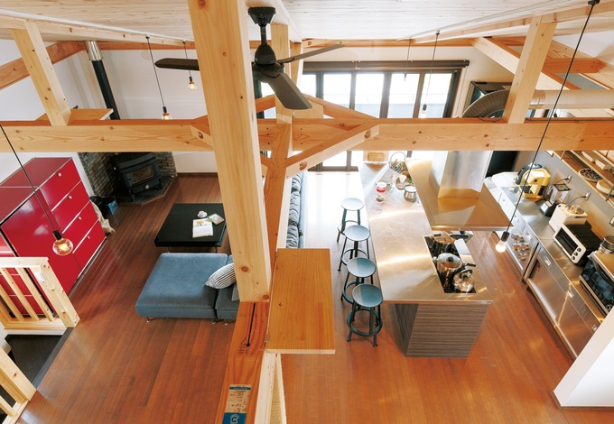 ぬくもりとくつろぎを演出する薪ストーブは調理にも大活躍。3mのフルオープンサッシを開けば、心地よい風が通り抜けていく