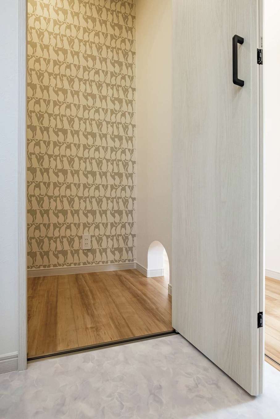 アフターホーム【省エネ、間取り、ペット】人見知りの猫も安心して隠れられるトイレスペースを、洗面脱衣所の一角に。リビング側には小さな出入り口も用意