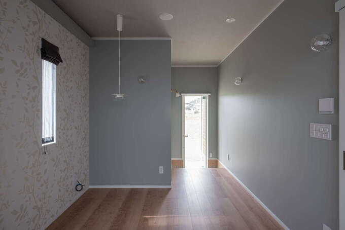 キッチンの背面に設けた奥さまの趣味スペース。パリのアパルトマンの一室のようなインテリアコーディネートが居心地の良さを感じさせる。勝手口も設けてあり、多用途に使える