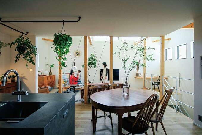 大きな空間でありながら、天井の高さや床の素材で穏やかに役割を分割。複数の居場所が生まれ、居心地がいい。右奥には目が届きつつも集中しやすい仕事＆宿題カウンターを設置