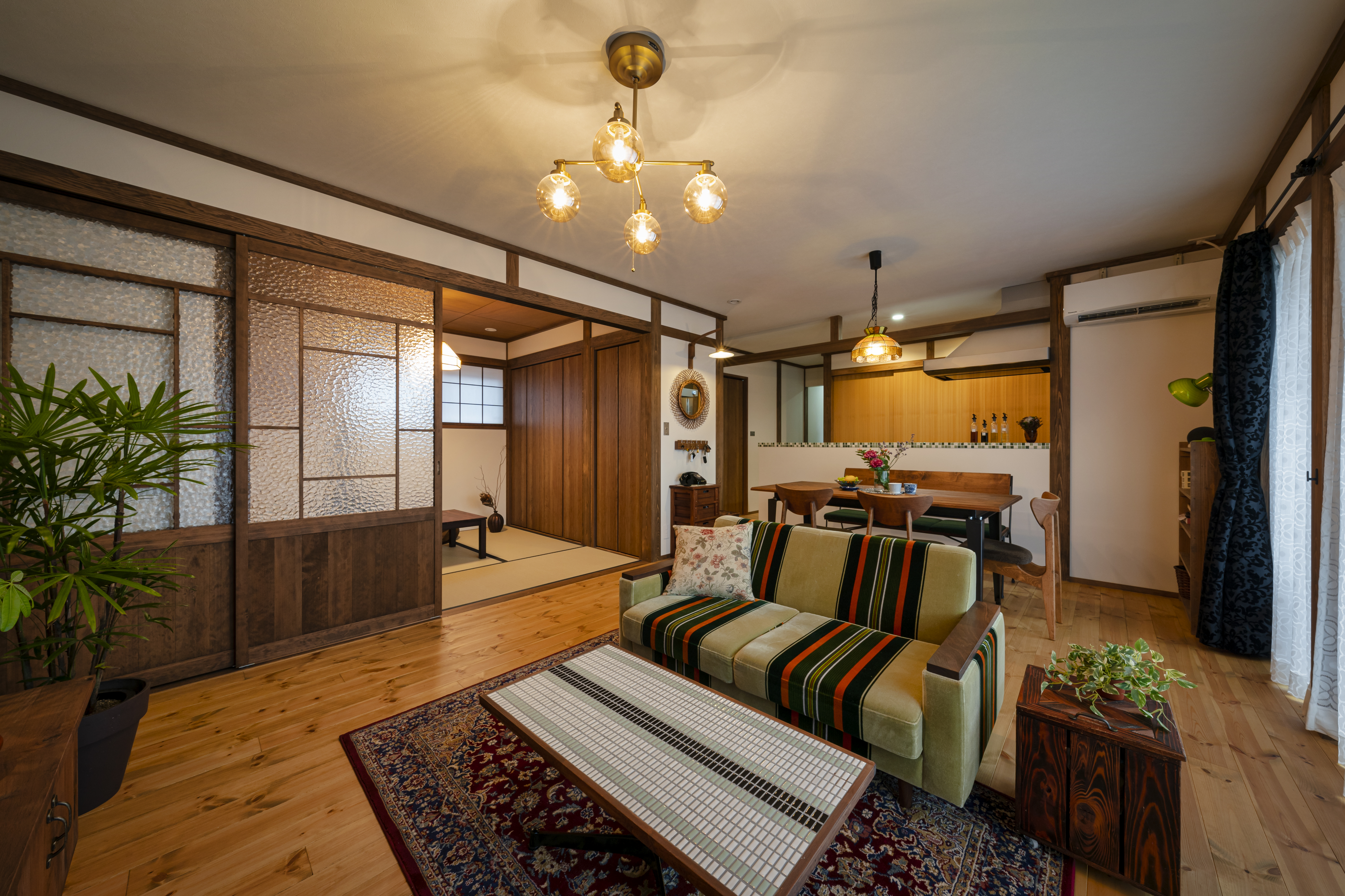 グランハウス一級建築士事務所｜真壁を採用して、昭和レトロなリビングに。個性的なオーダー家具でおしゃれな空間に。