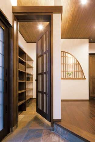 高級感のある錆石を贅沢に使った土間玄関