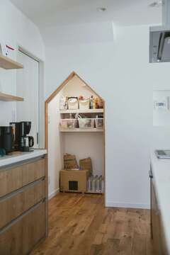 階段下を有効利用し、キッチンの隣に設けたパントリー