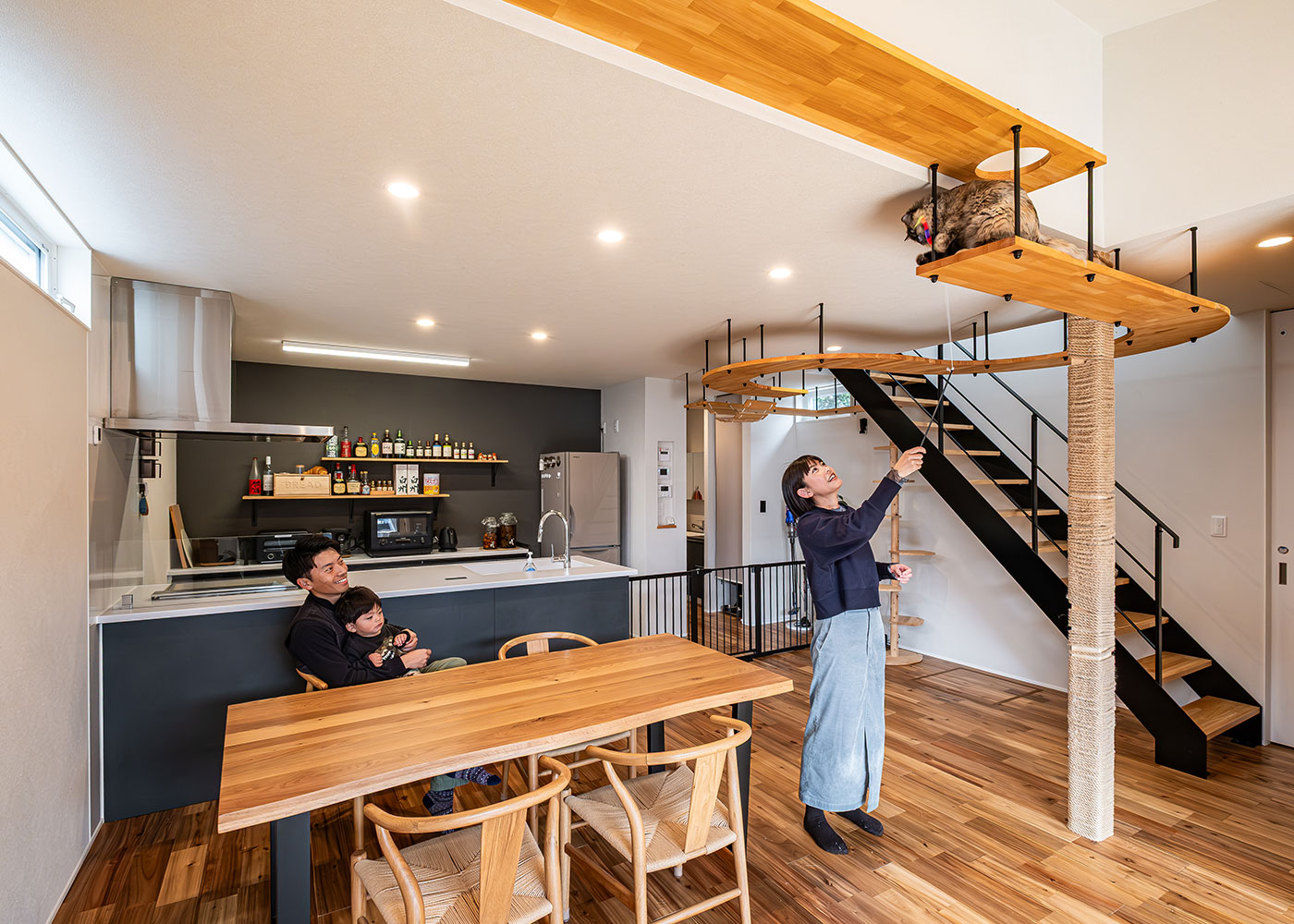 R＋house御殿場（岳南建設）【省エネ、ペット、建築家】LDKで目を引くのは、インテリアとマッチした素材で造作されたキャットウォーク。愛猫を自由に動き回らせたいと、プランニングのメインに据えた。カーブや高低差をつけながら立体的に仕上げている