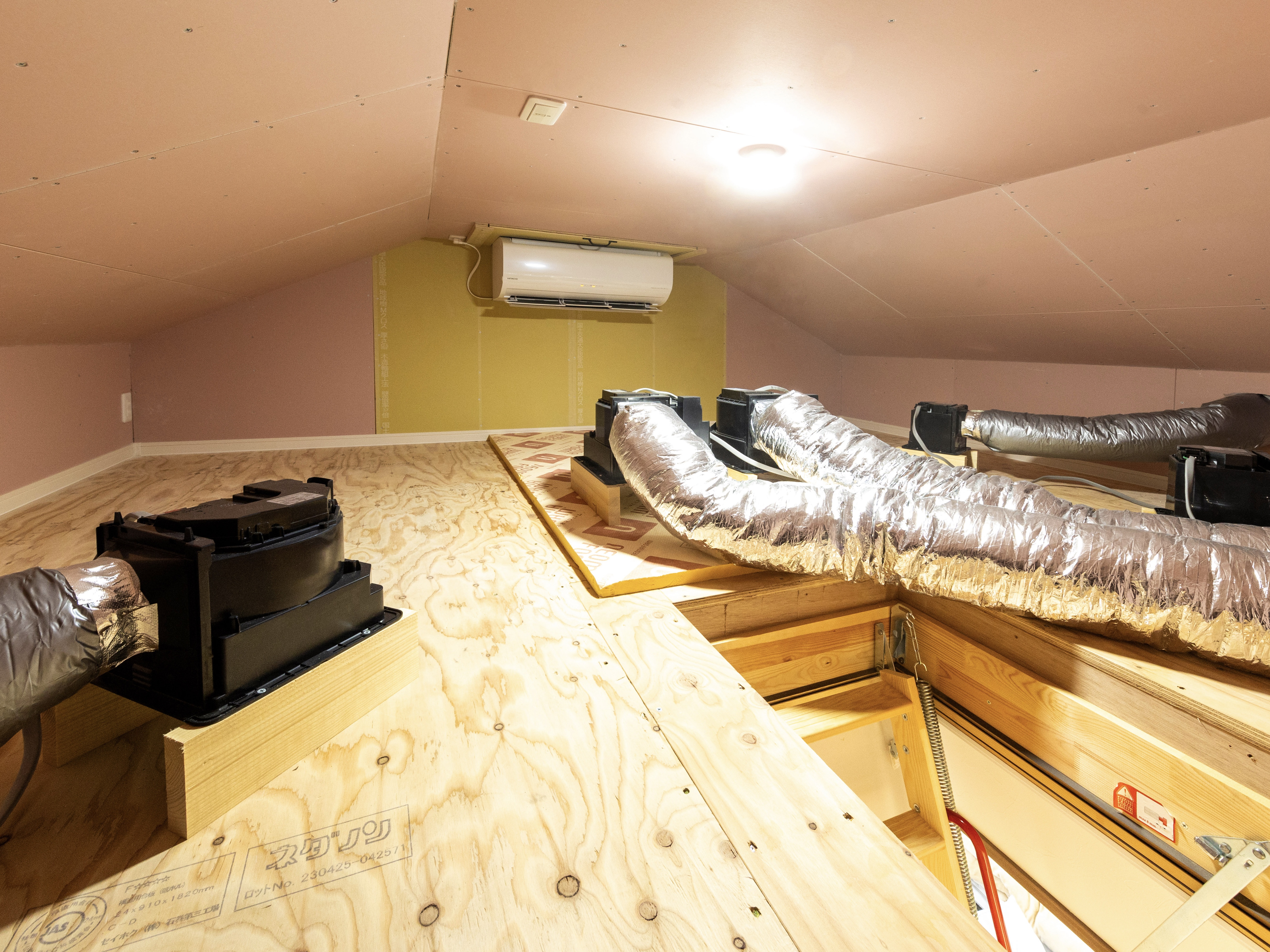 エスホーム｜松尾式エコハウスの冷房で活躍する小屋裏。一般的なエアコンを一台設置し、ダクトを通して家全体に冷気を送る。